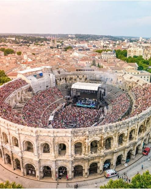 Katy Perry Out Of Office Tour Nîmes (photo 2 of 2)
