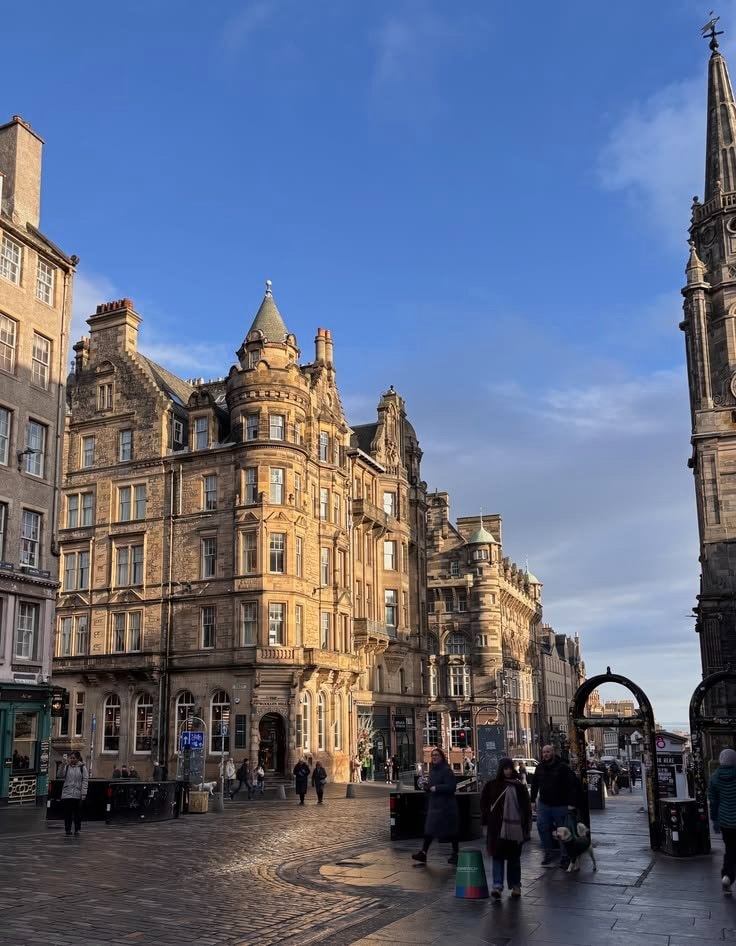 Edinburgh street scene (photo 4 of 4)