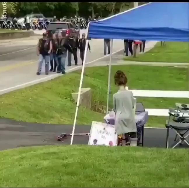 Motorcyclists thank girl at lemonade stand