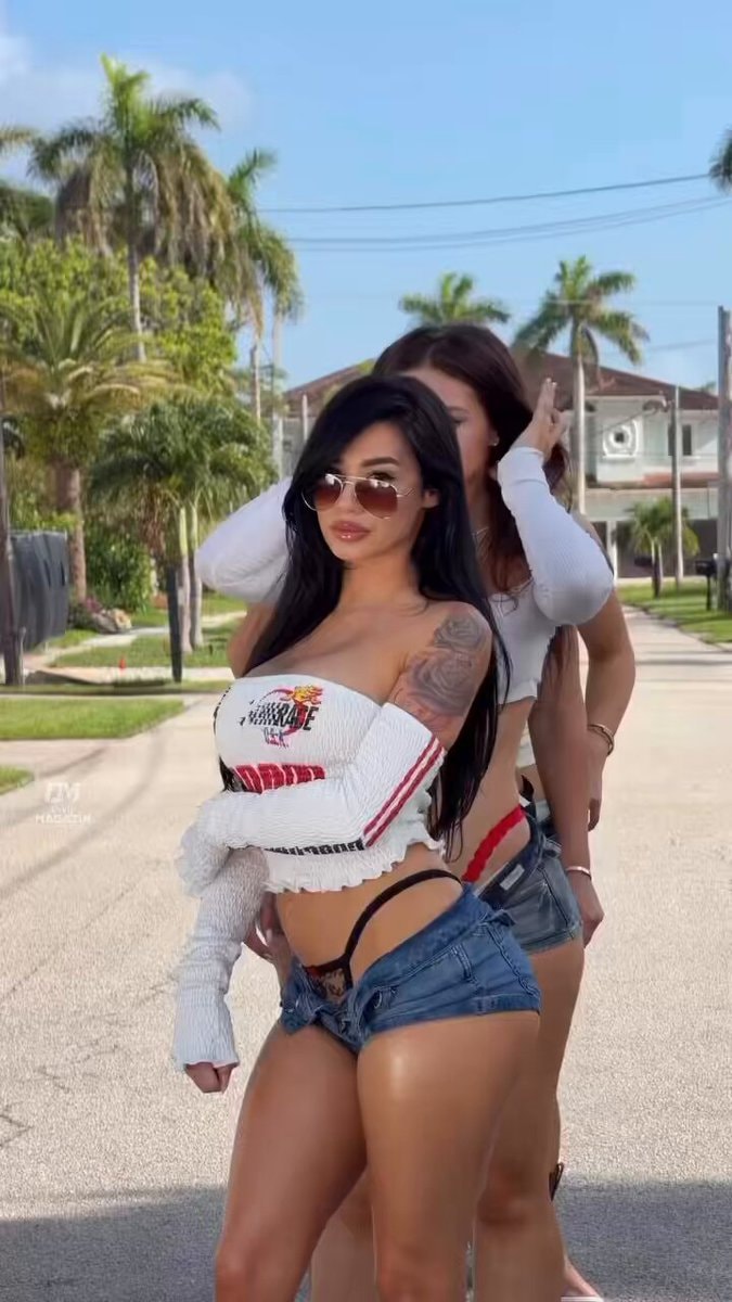 Naomi Foxx shorts party
