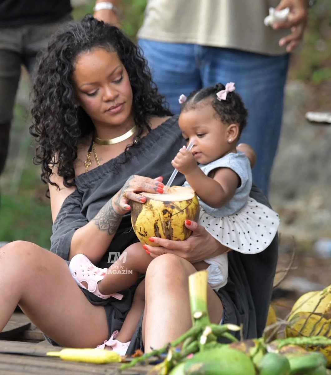 Rihanna defying the years (photo 2 of 2)