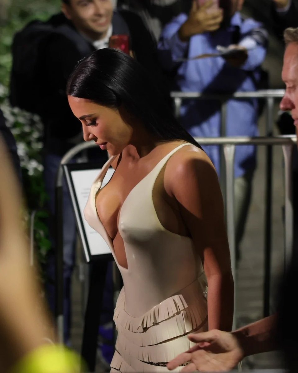 Kim Kardashian Mexico City Schiaparelli (photo 2 of 2)