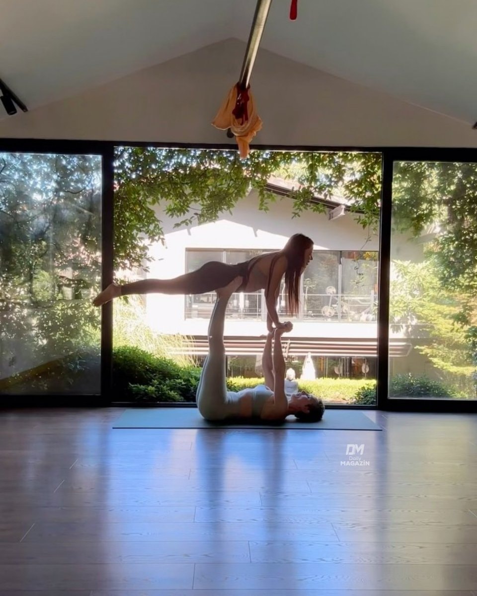 Simge Sağın yoga poses (photo 2 of 2)