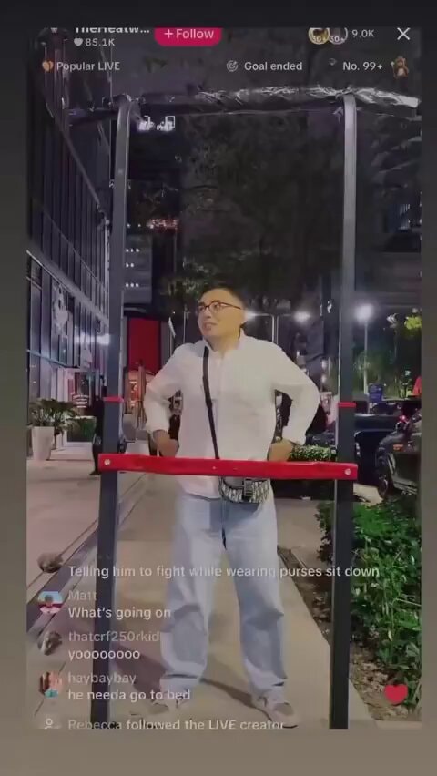 Man tries to fight TikTok streamers live