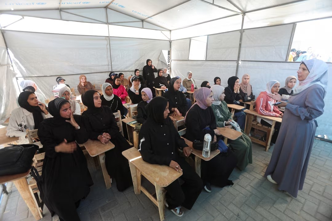Gaza students return to school in tents Gaza students return to school in tents