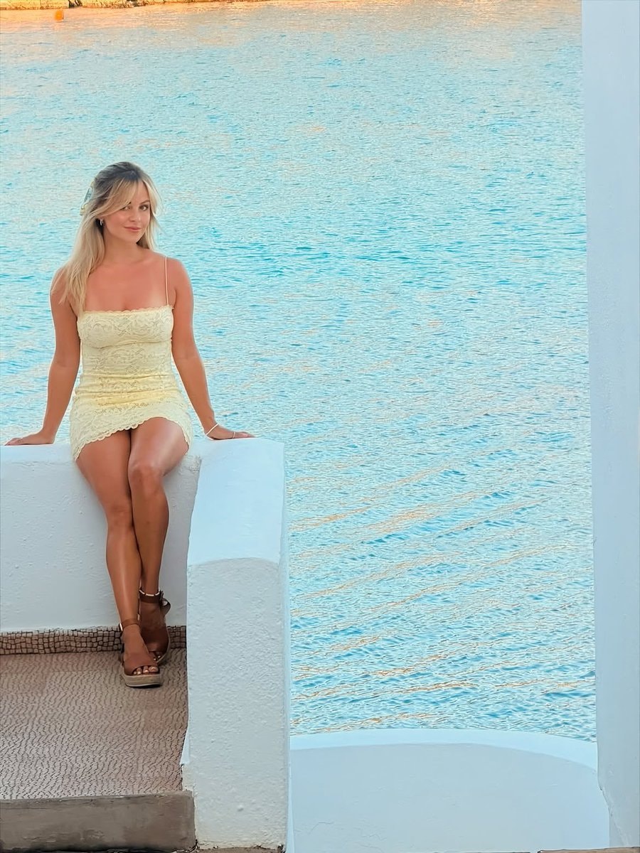 Tina O'Brien bikini by the sea (photo 3 of 3)