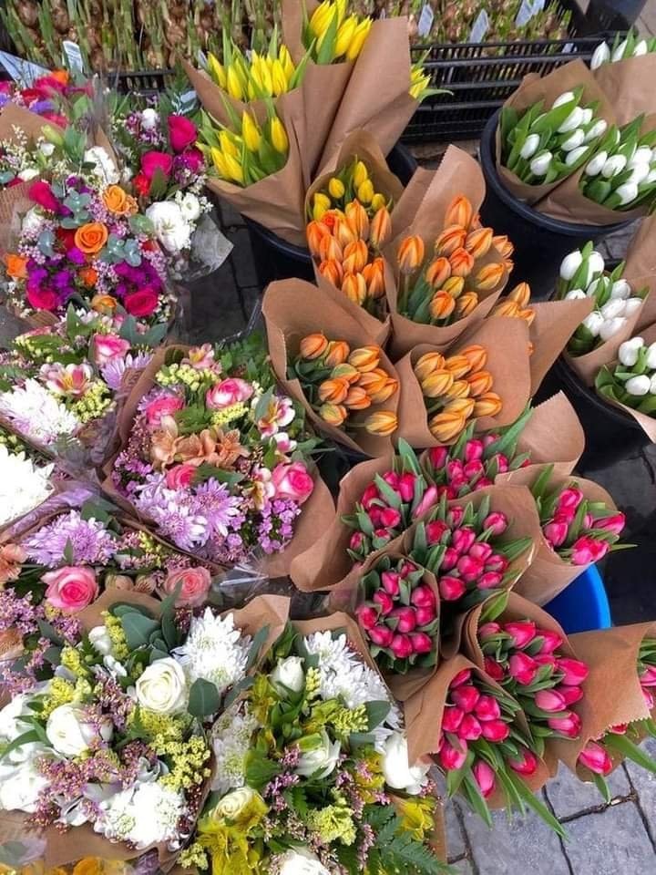 Floral delivery bouquet arrangement (photo 2 of 2)