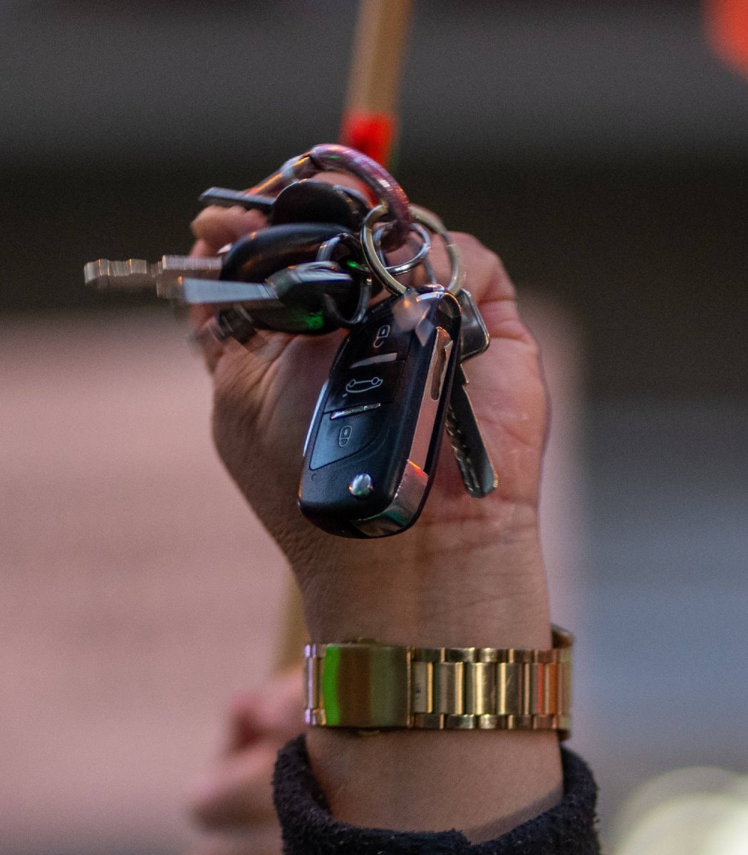 India police bus pushed after keys taken