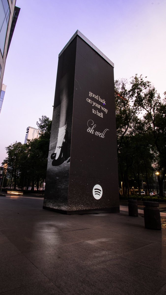 Ariana Grande petal Spotify billboards (photo 2 of 4)