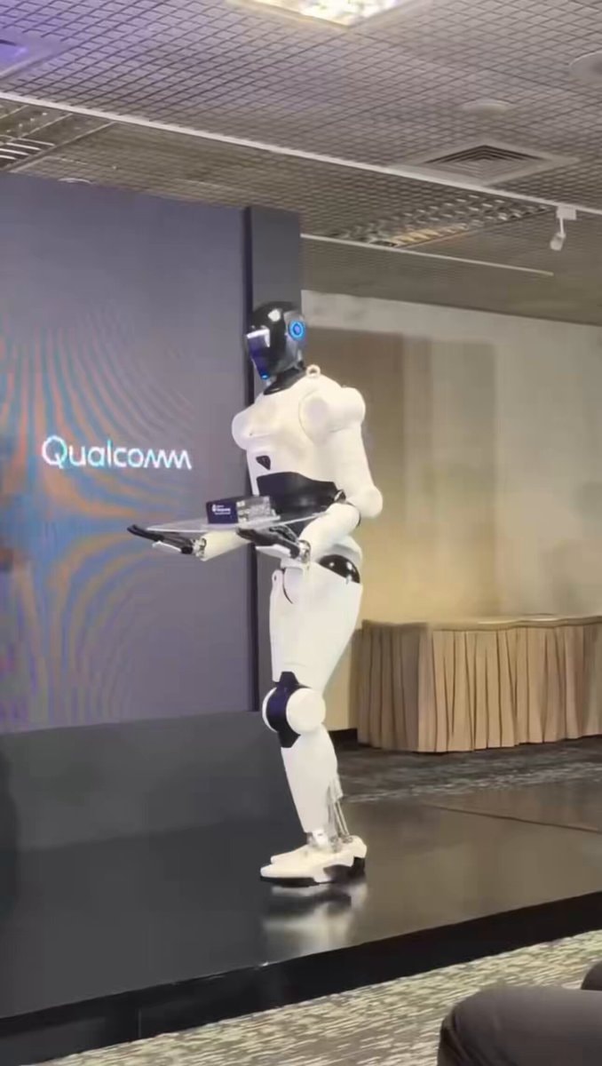 Qualcomm AI chip robot dies on stage