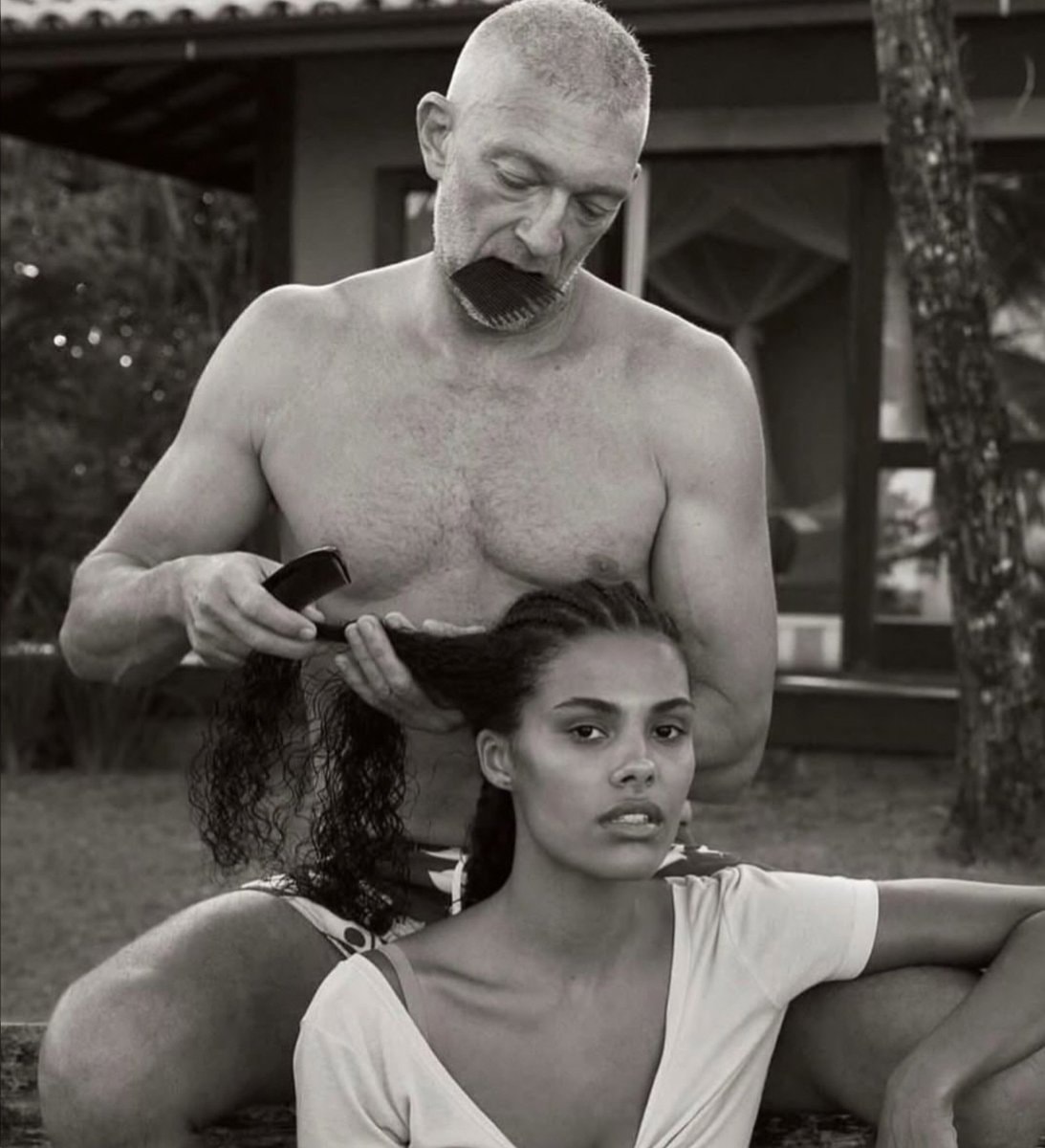 Tina Kunakey Vincent Cassel beach moment (photo 2 of 4)