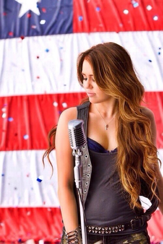 Miley Cyrus Party In The USA 40.3 million units (photo 2 of 2)
