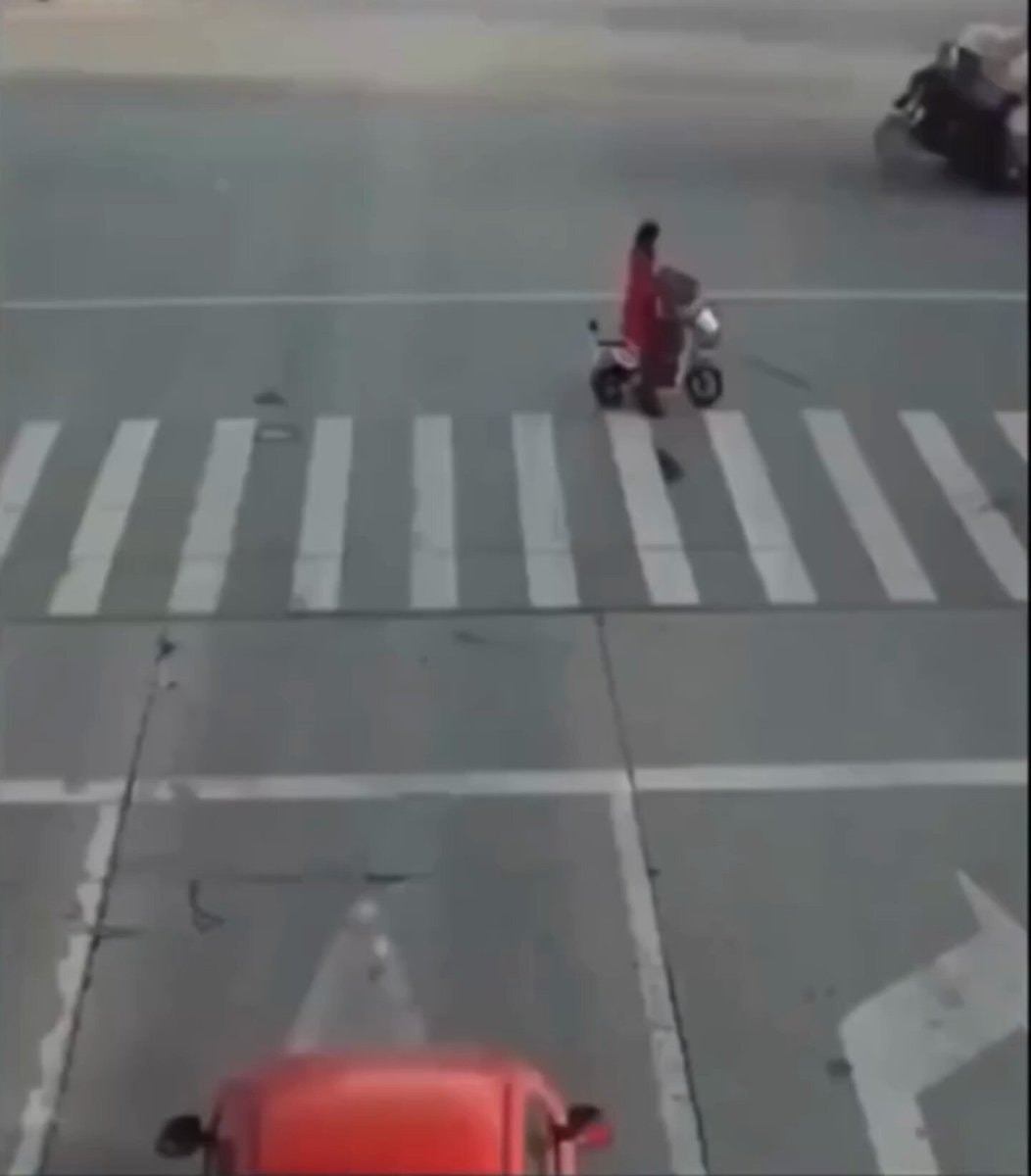 Strangers help street vendor after crash