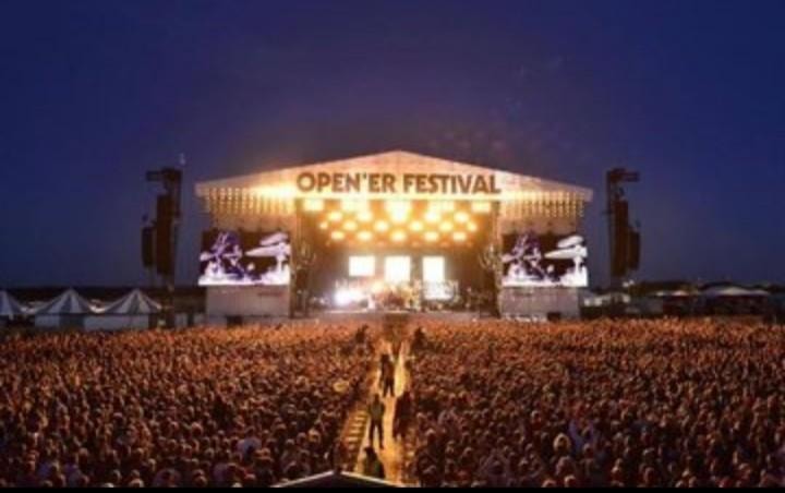 Jennie on stage at Open'er festival (photo 2 of 2)
