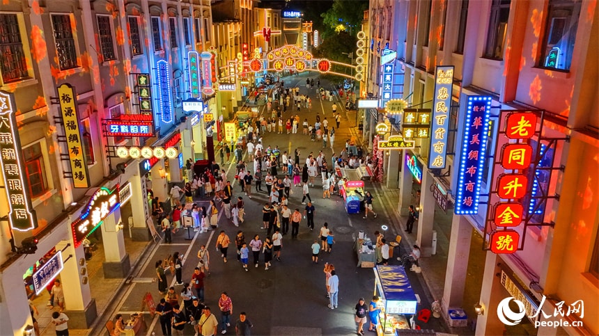 Ganzhou old streets night market (photo 3 of 4) Ganzhou old streets night market (photo 3 of 4)