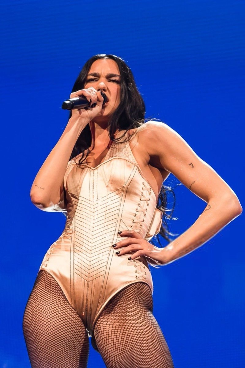 Dua Lipa commanding stage presence (photo 2 of 4)