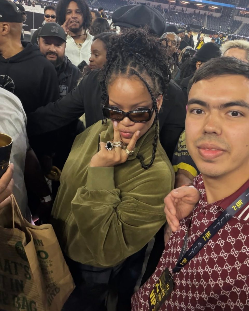 Rihanna selfie in the crowd (photo 2 of 2)