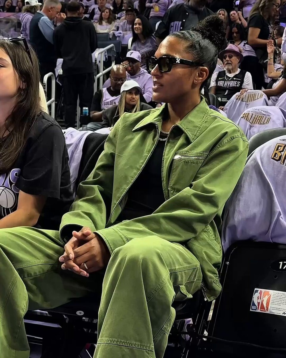 Alyssa Thomas supports DeWanna Bonner at Game 1