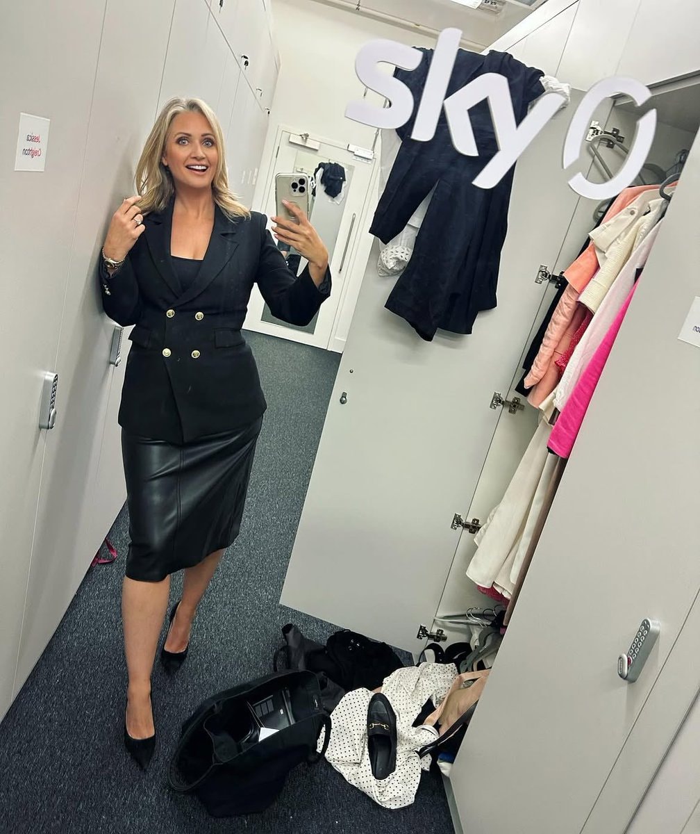 Hayley McQueen mirror selfie