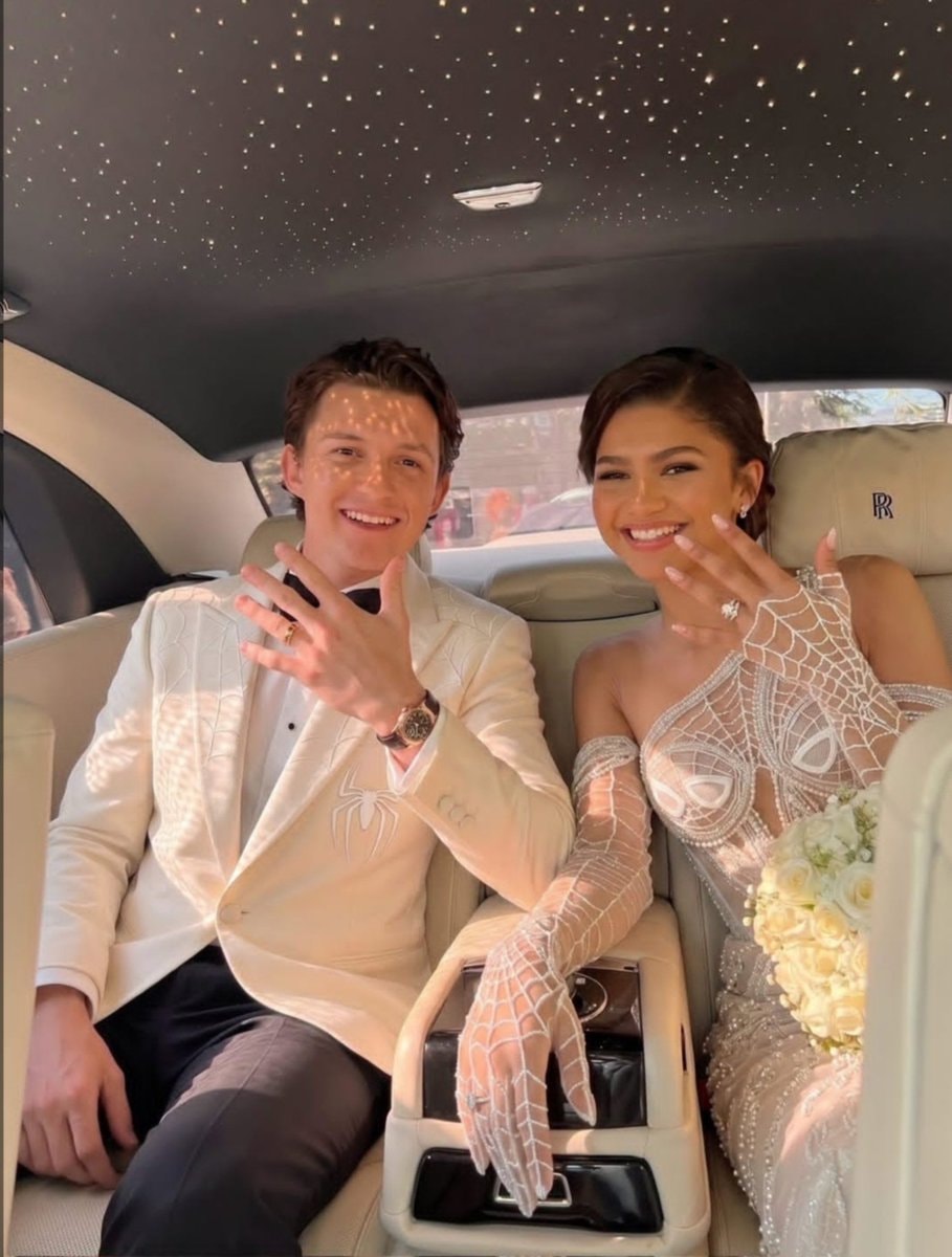 Tom Holland Zendaya moment (photo 3 of 4)
