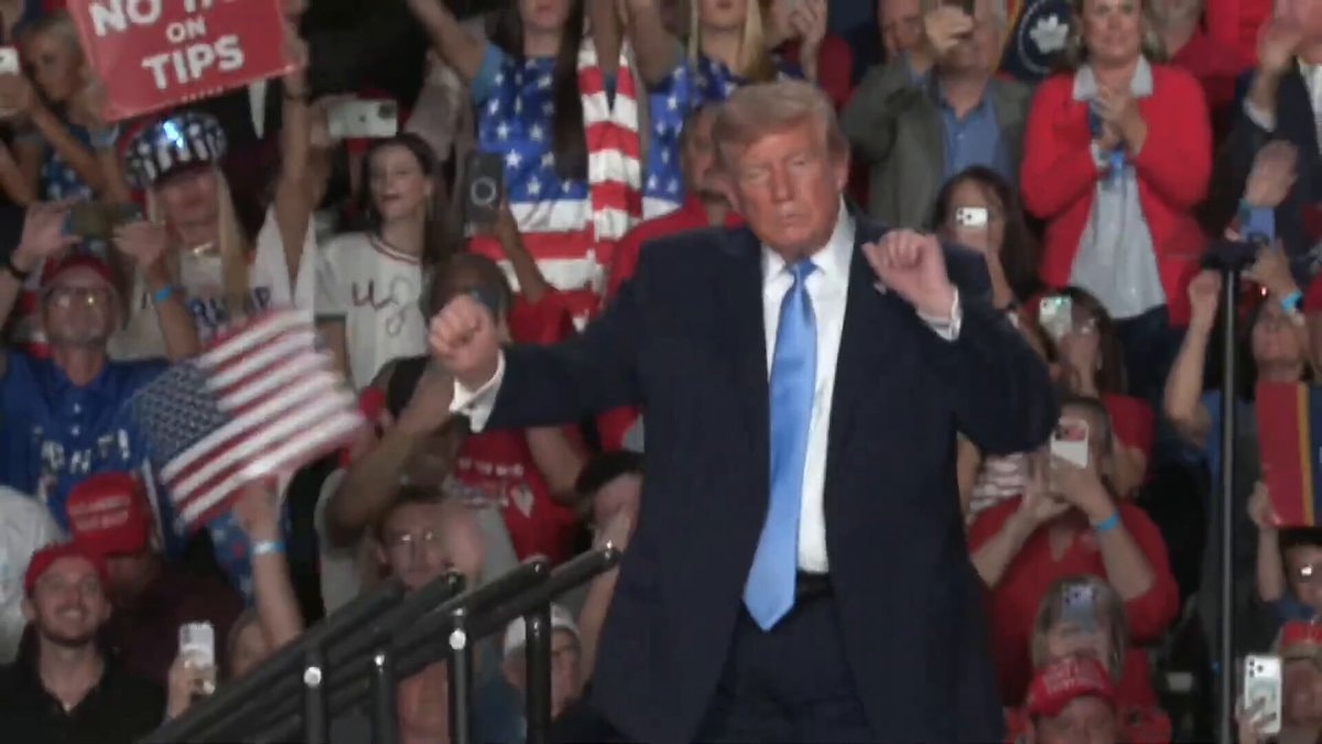 Trump dances at rally