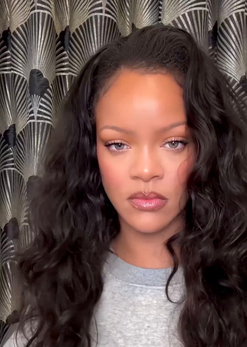 Rihanna close-up (photo 2 of 2)