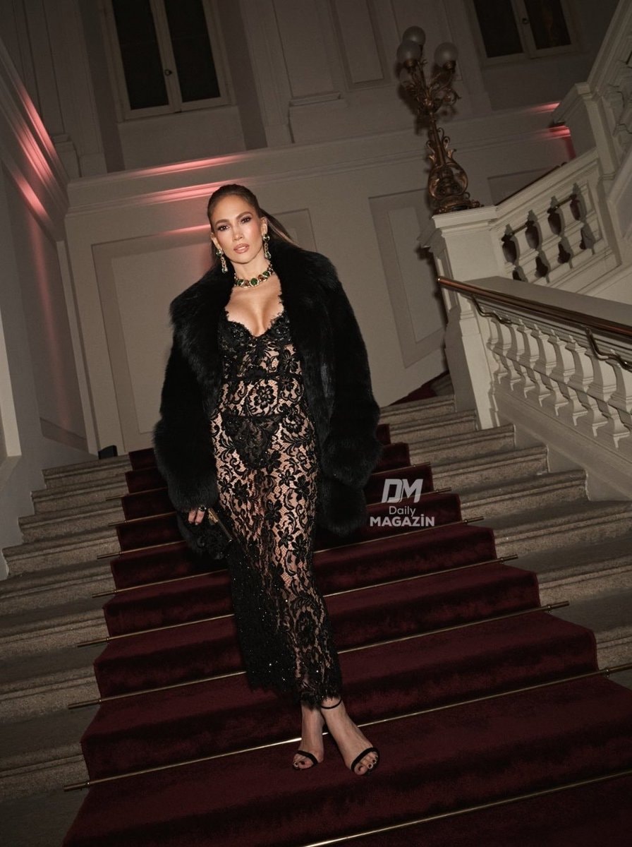 Jennifer Lopez at Dolce & Gabbana Milan (photo 2 of 2)