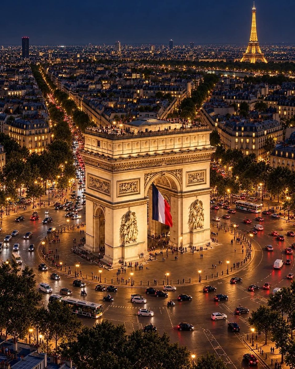Arc de Triomphe at dusk