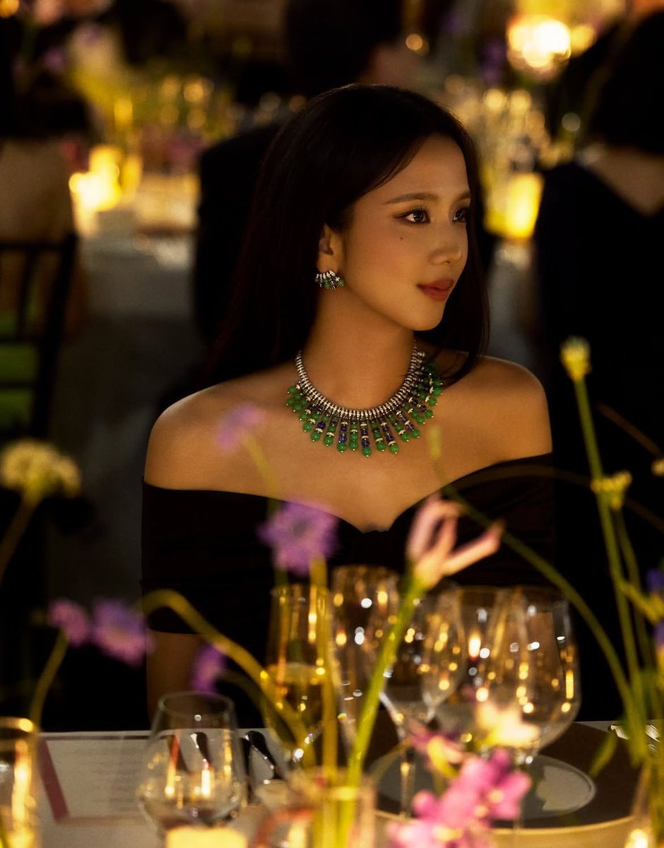 JISOO Mother look for Cartier (photo 2 of 4)