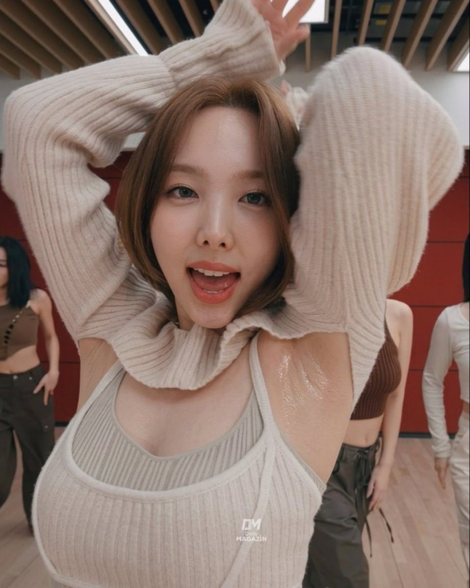 Nayeon dance rehearsal (photo 2 of 2)