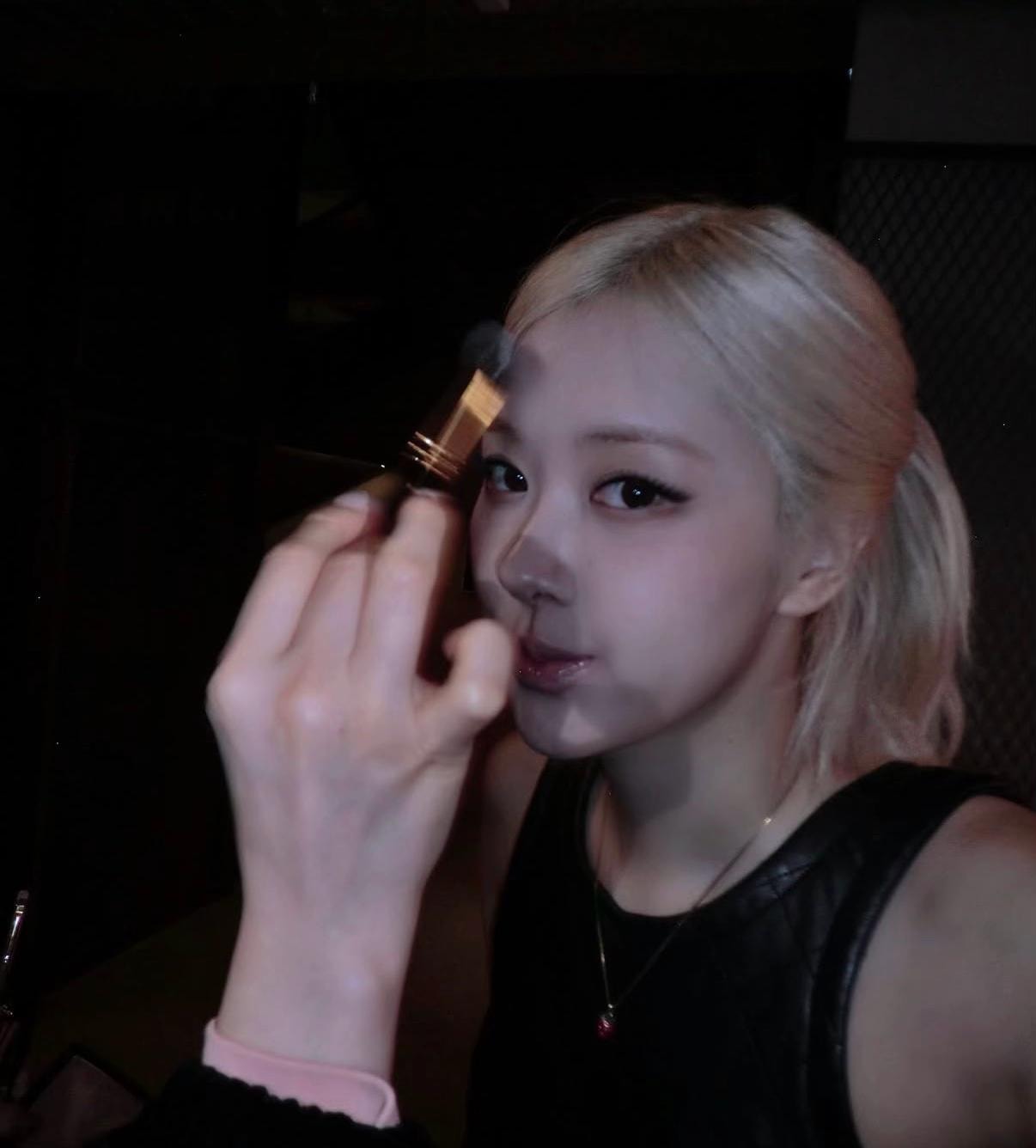 ROSÉ Seoul fingerboard keychain (photo 4 of 4)