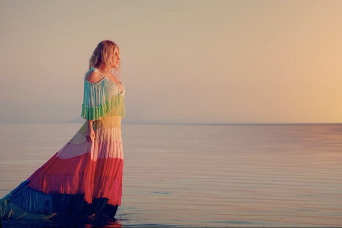 Kesha Praying 9 years (photo 2 of 4)
