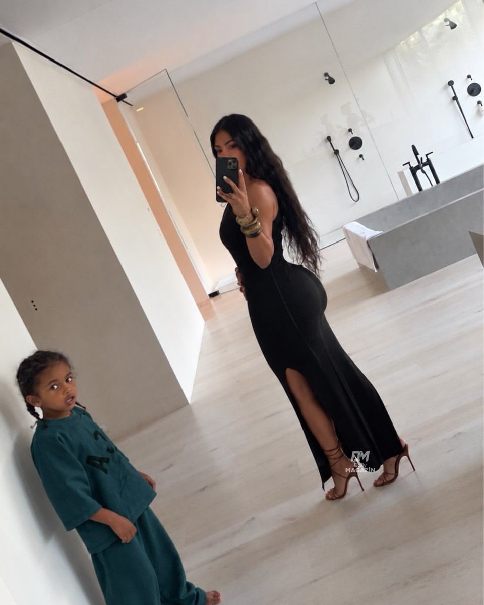 Kim Kardashian mirror poses (photo 2 of 2)