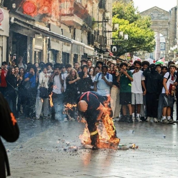 Firefighter engulfed in flames Bordeaux