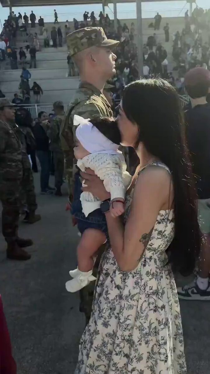 U.S. Air Force graduation baby taps out dad