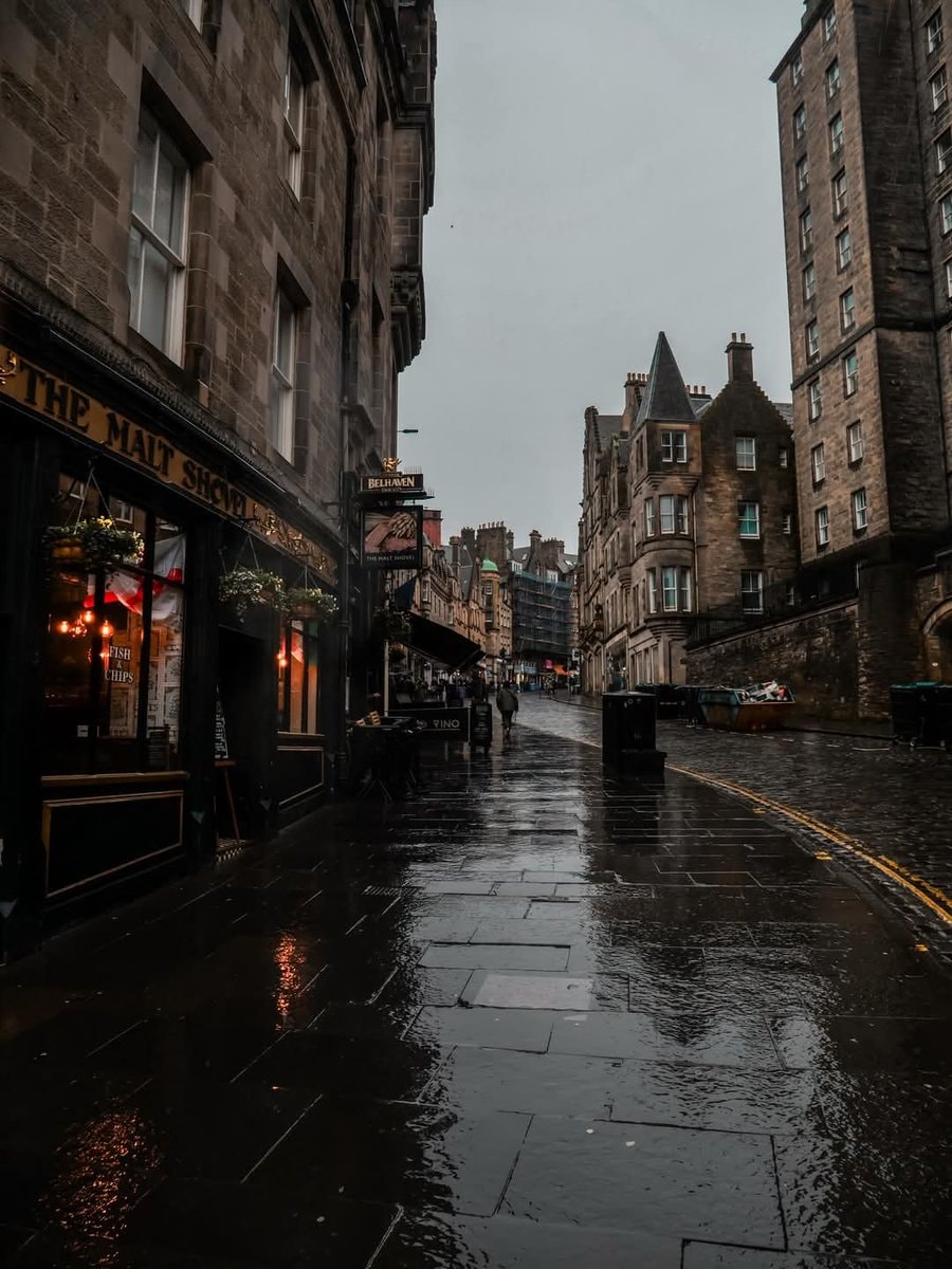Greyfriars Bobby Edinburgh rainy day (photo 3 of 4)