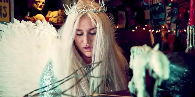 Kesha Praying 9 years (photo 3 of 4)