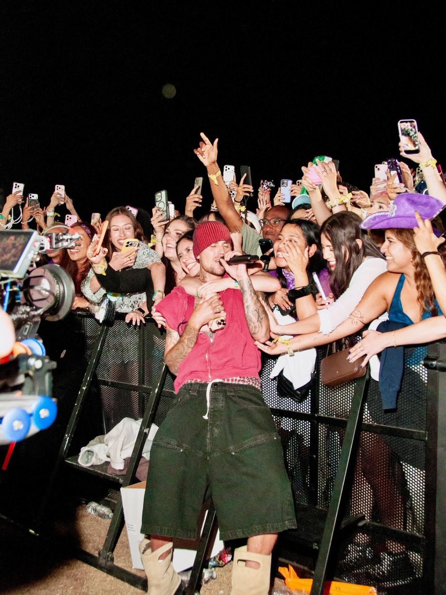 Justin Bieber performing on stage (photo 4 of 4)
