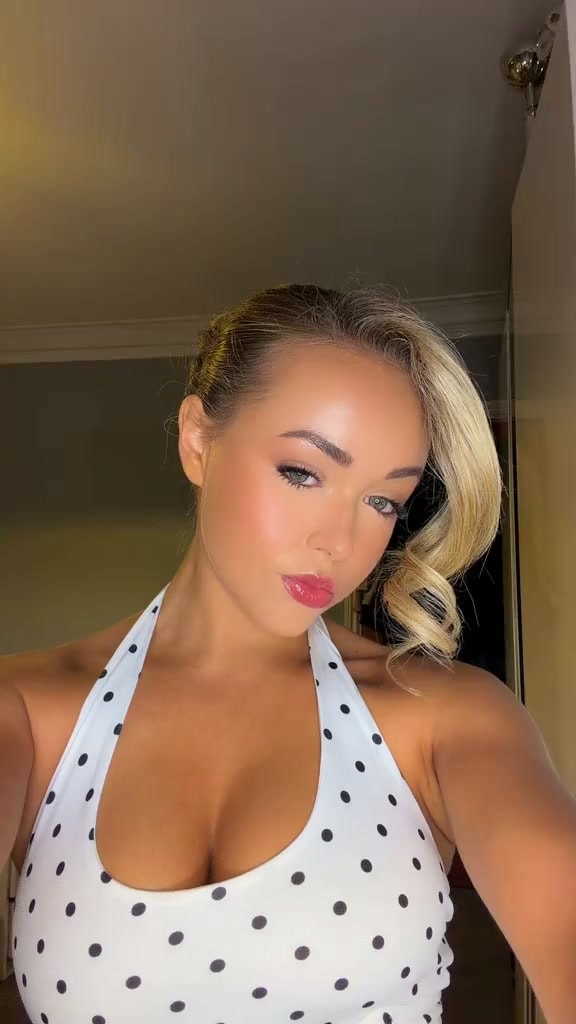 Ellie Dadd selfie 🥵🔥