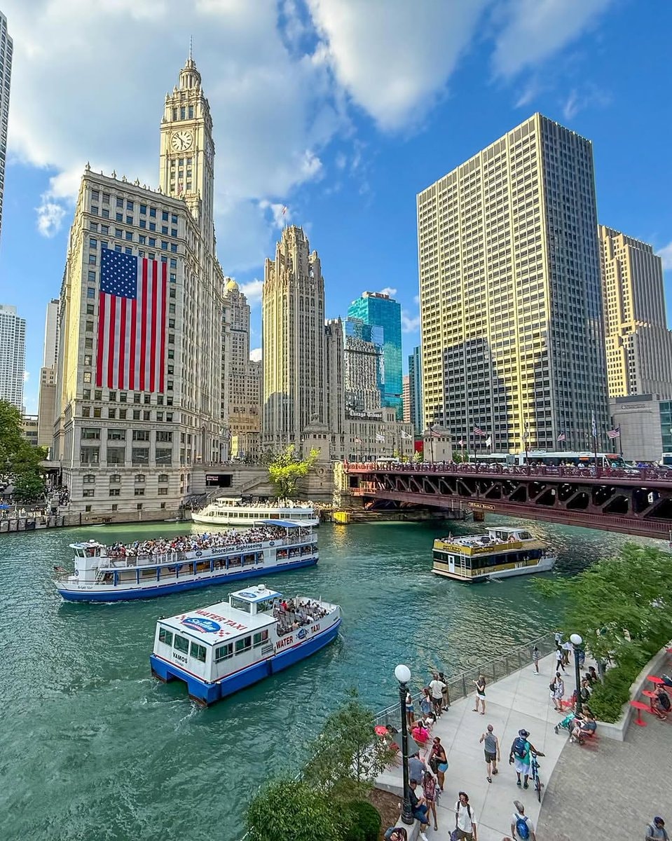 Chicago River tour boats Chicago River tour boats