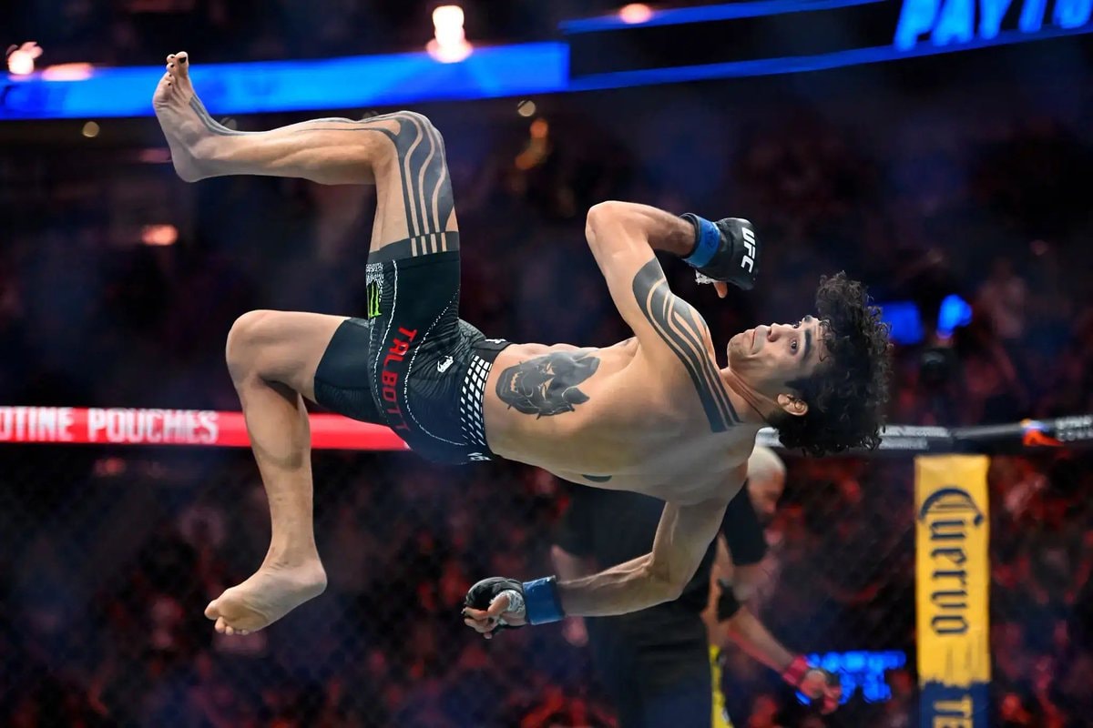 UFC332 fighter flip