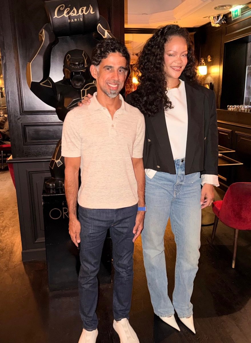 Rihanna at César Restaurant Paris (photo 2 of 2)