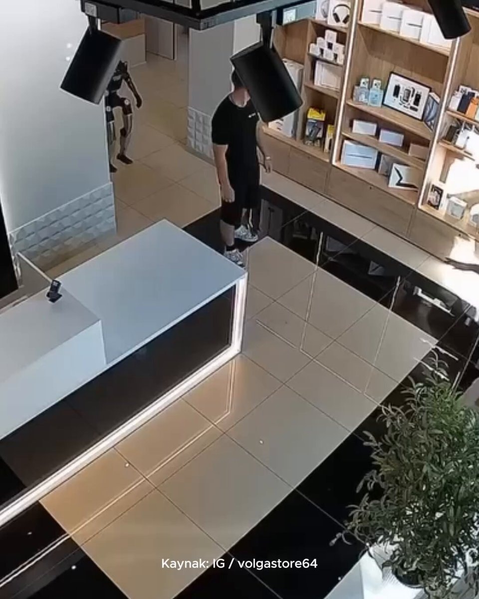 Russian robot fights back at customer