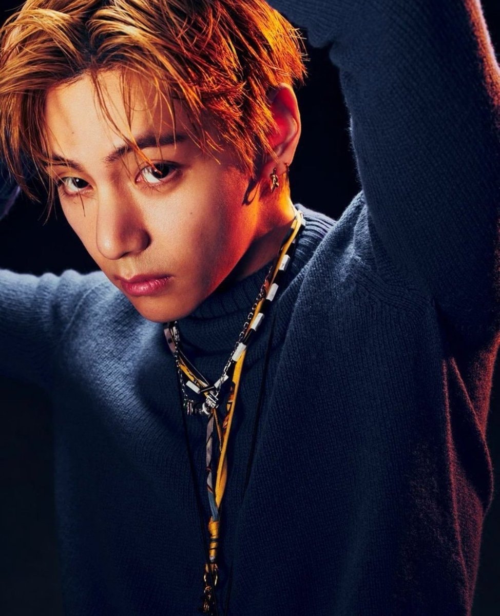 Taehyung V fashion show screams Taehyung V fashion show screams