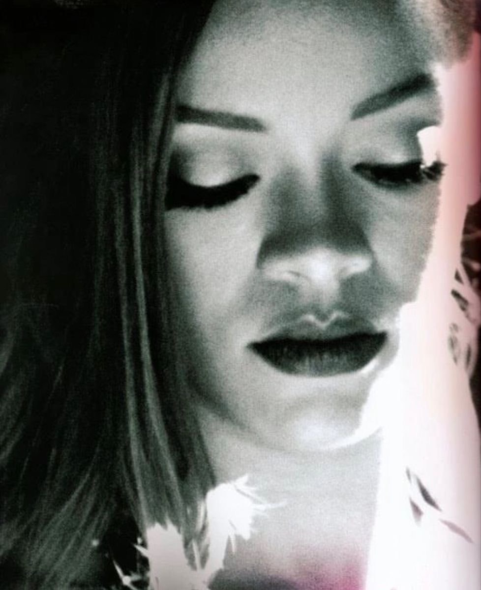 Rihanna Diamonds World Tour Book 2013 (photo 2 of 4)
