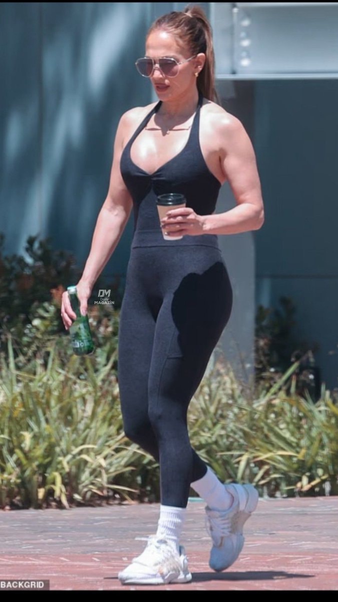 Jennifer Lopez gym Calabasas (photo 2 of 2)