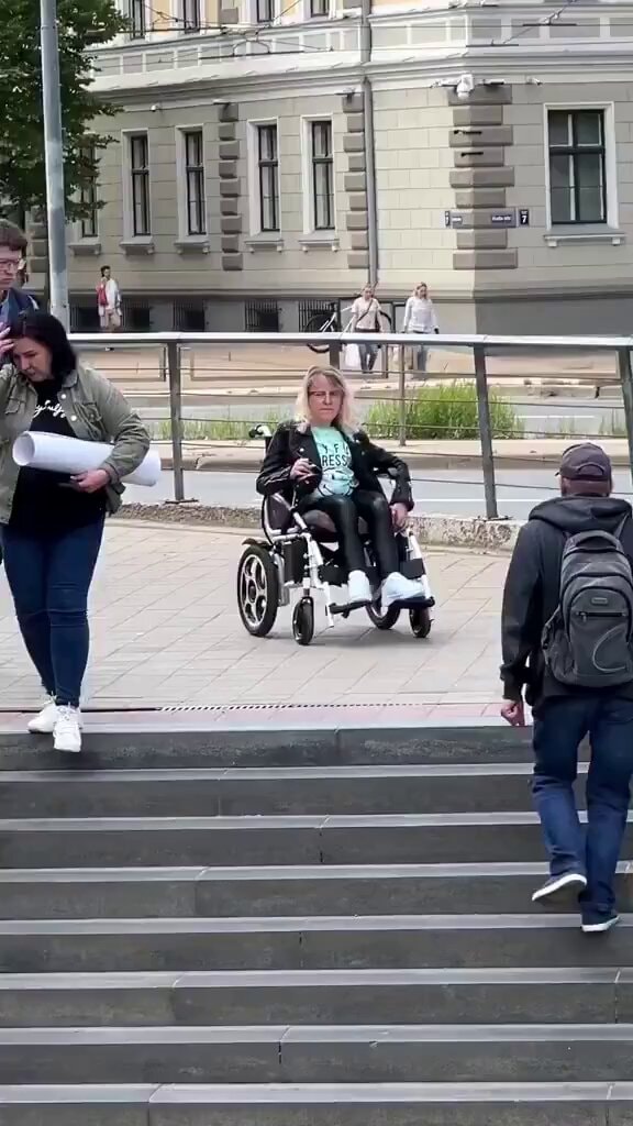 couple kindness moment