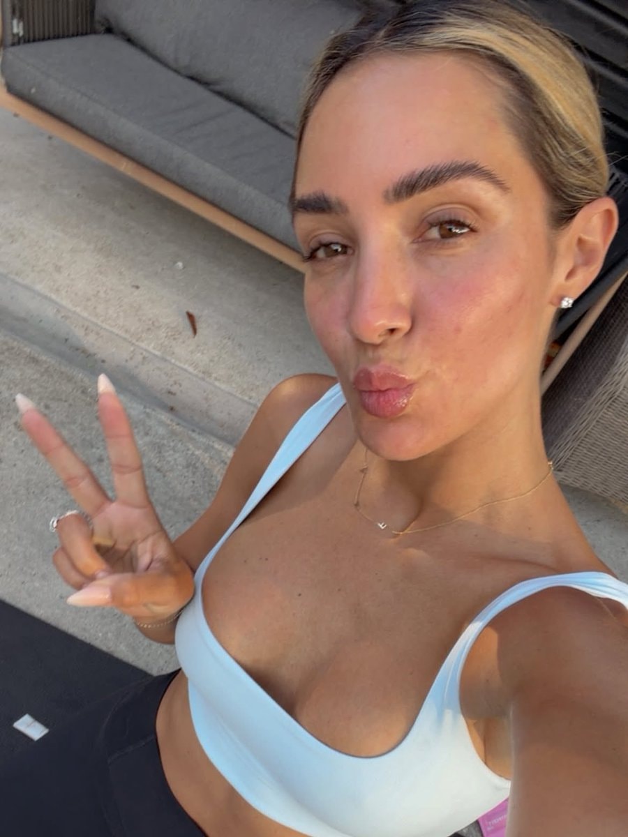 Frankie Bridge gym selfie (photo 1 of 4)