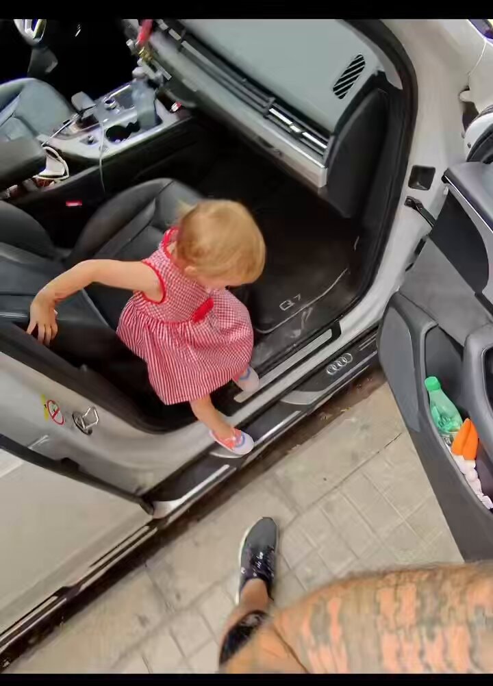 Girl climbs into Audi Q7 driver seat 😂