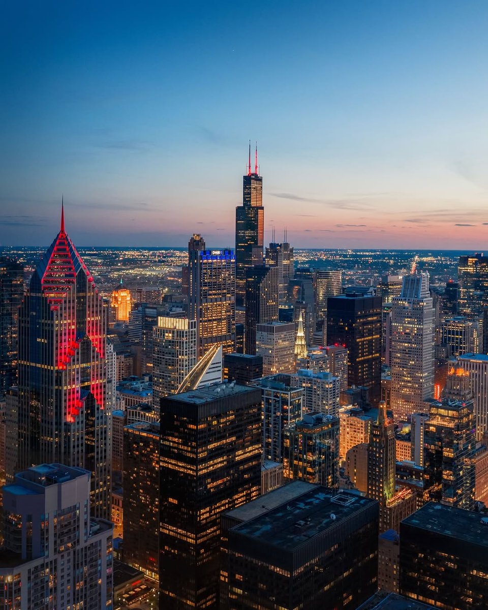 Chicago Skyline Dusk 🇺🇸 (photo 3 of 3)